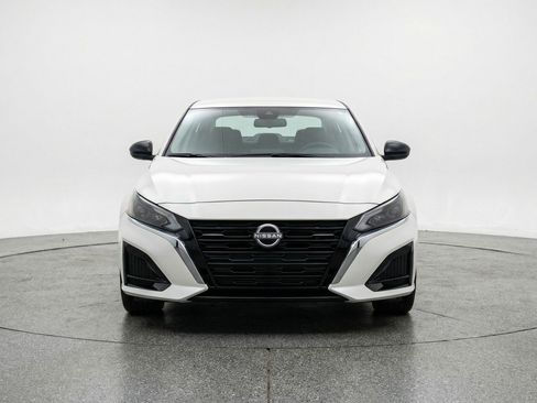 Used 2025 Nissan Altima 2.5 SV FWD image 2