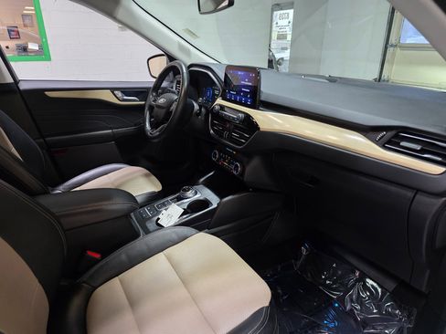 Used 2022 Ford Escape Titanium w/ Titanium Premium Package image 27