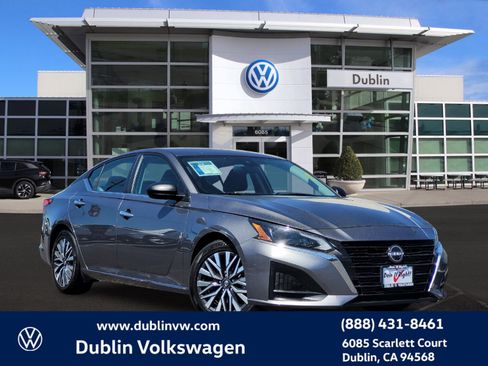 Used 2024 Nissan Altima 2.5 SV image 1