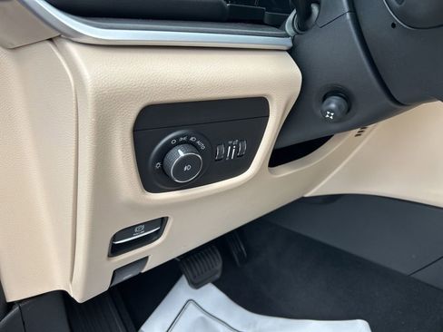 Used 2023 Jeep Grand Cherokee Limited w/ Luxury Tech Group II AWD/4WD image 14
