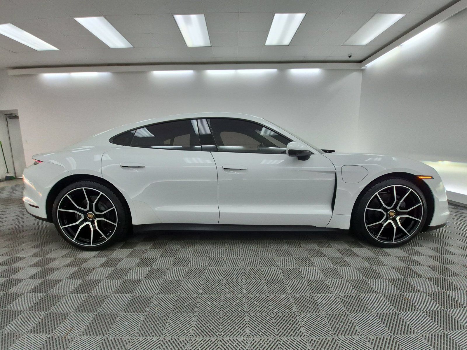 Certified 2024 Porsche Taycan w/ Premium Package RWD image 8