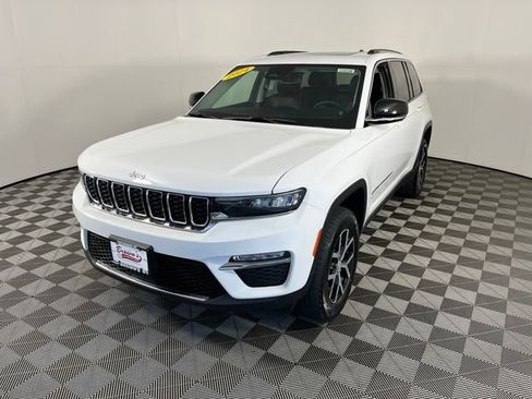 Used 2024 Jeep Grand Cherokee Limited AWD/4WD image 3