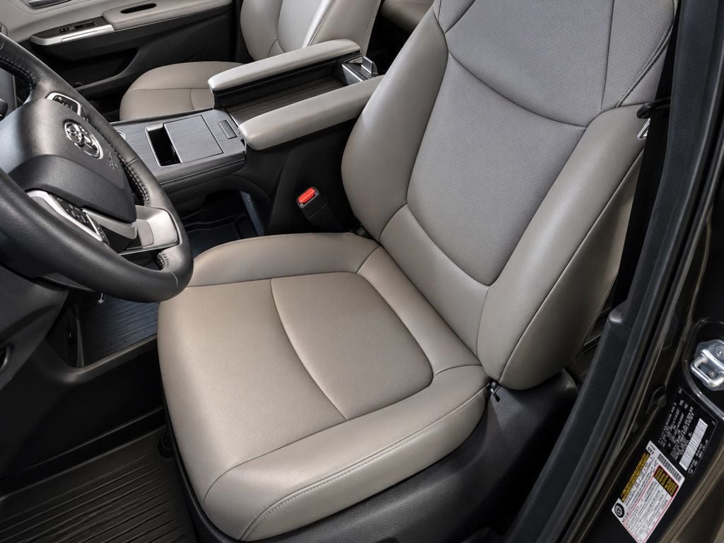Used 2025 Toyota Sienna XLE FWD image 36