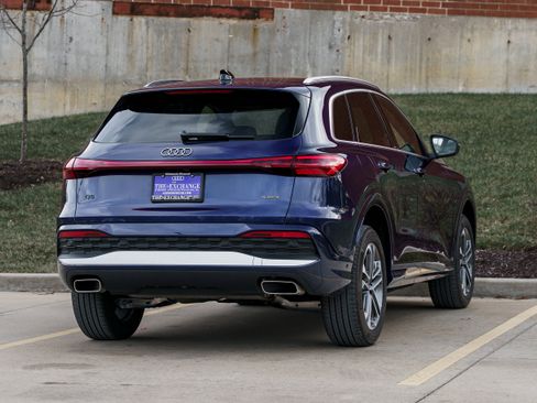 Certified 2025 Audi Q5 Premium w/ Convenience Package image 4