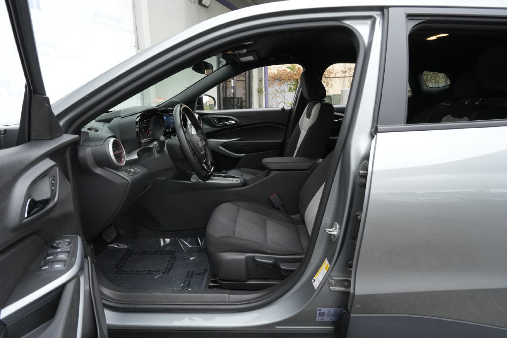 Used 2025 Chevrolet Trax RS w/ Driver Confidence Package FWD image 16