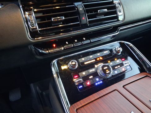 Certified 2024 Lincoln Navigator Premiere AWD/4WD image 20