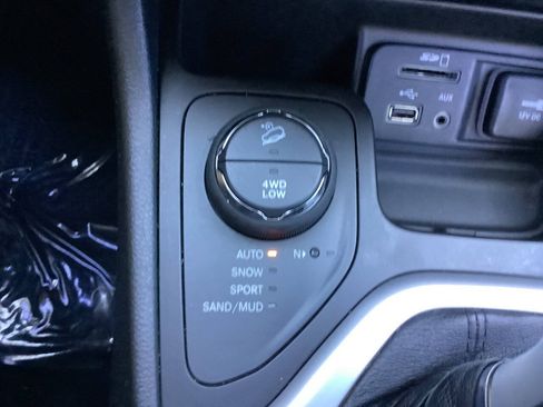 Used 2014 Jeep Cherokee Limited w/ Technology Group AWD/4WD image 43