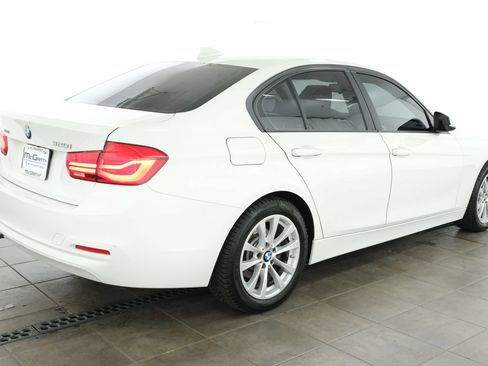 Used 2018 BMW 320i xDrive Sedan w/ Convenience Package AWD/4WD image 5