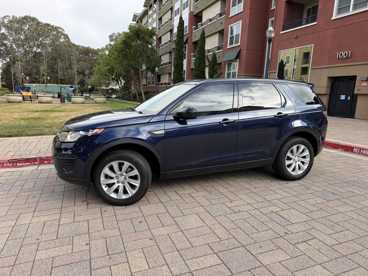 Used 2016 Land Rover Discovery Sport SE AWD/4WD image 3