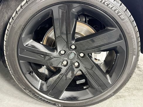 Used 2023 Land Rover Discovery S R-Dynamic image 31