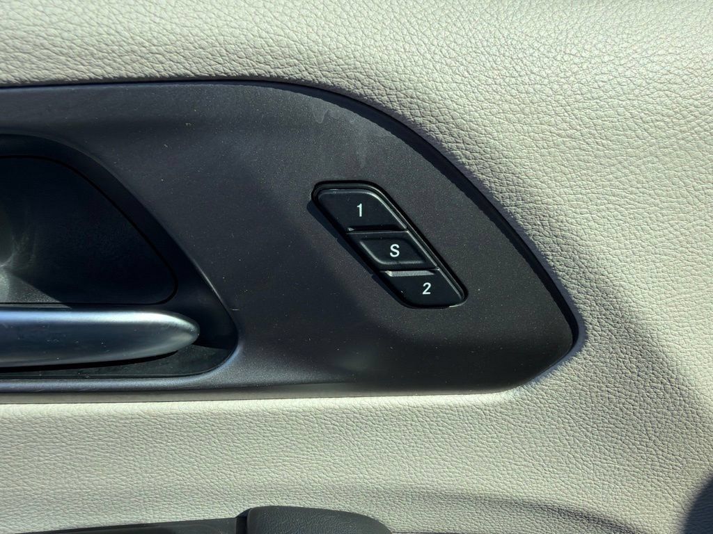Used 2021 Chrysler Pacifica Touring-L FWD image 36