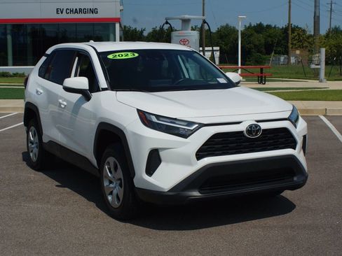 Used 2023 Toyota RAV4 LE AWD/4WD image 2