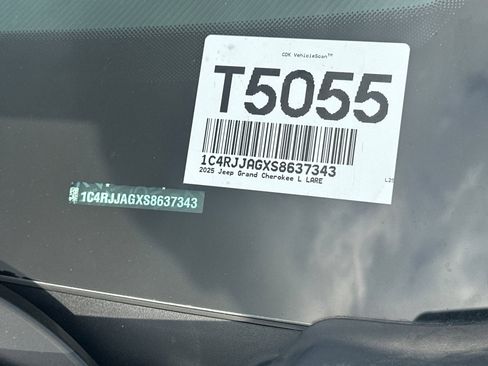 Used 2025 Jeep Grand Cherokee L Altitude image 3