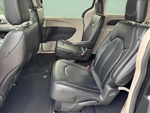 Used 2023 Chrysler Pacifica Touring-L FWD image 10