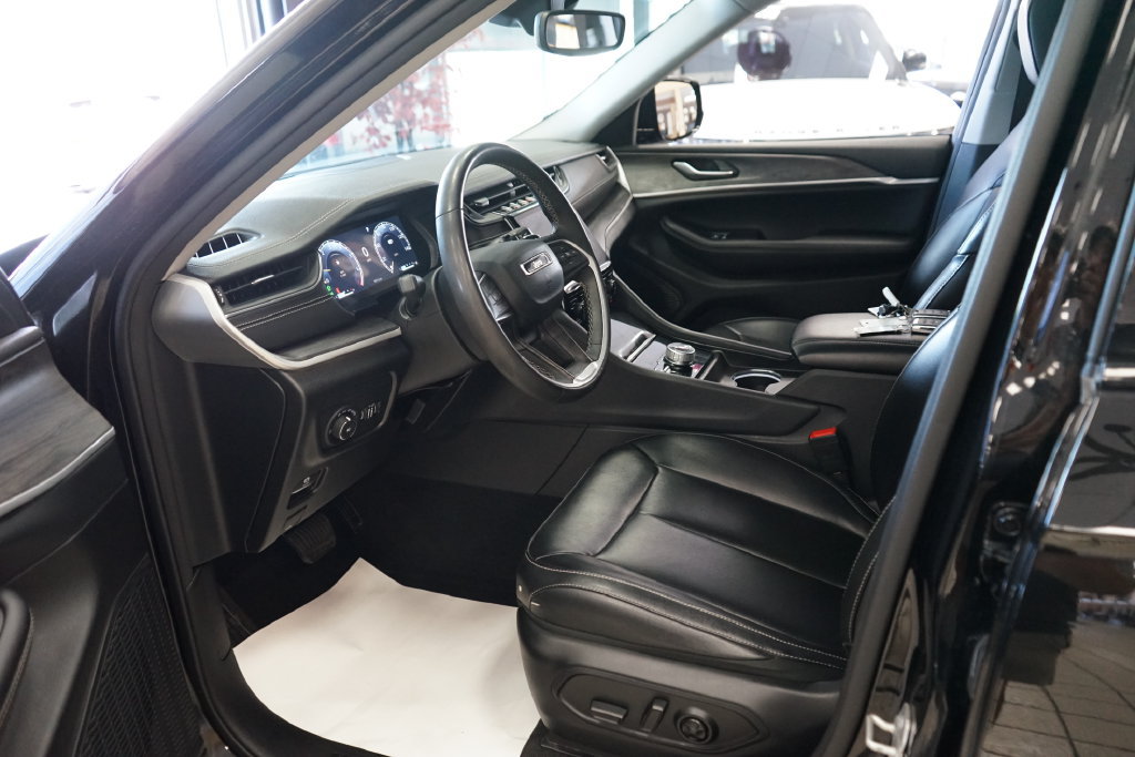 Used 2023 Jeep Grand Cherokee Limited AWD/4WD image 26