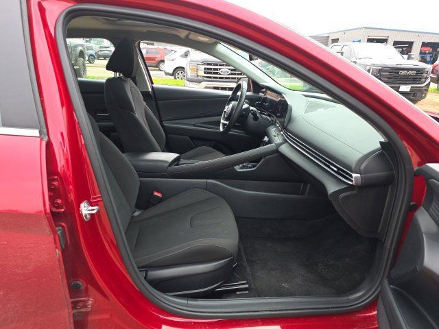 Used 2025 Hyundai Elantra SEL FWD image 11