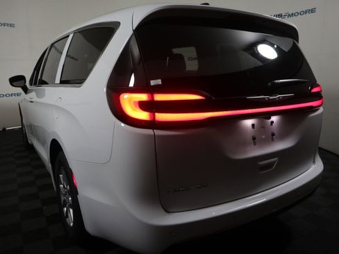 New 2026 Chrysler Pacifica Select image 9