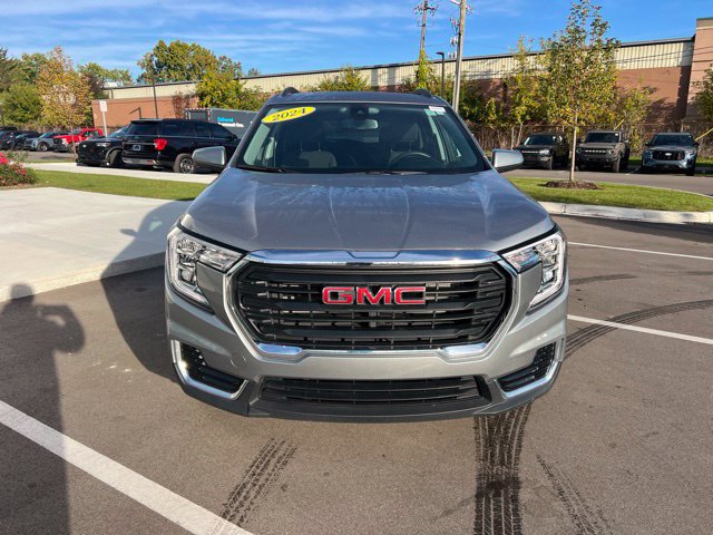 Used 2024 GMC Terrain SLE w/ Driver Convenience Package AWD/4WD image 2