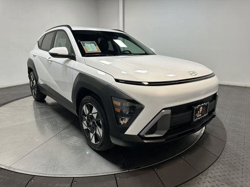 Used 2025 Hyundai Kona SEL image 2