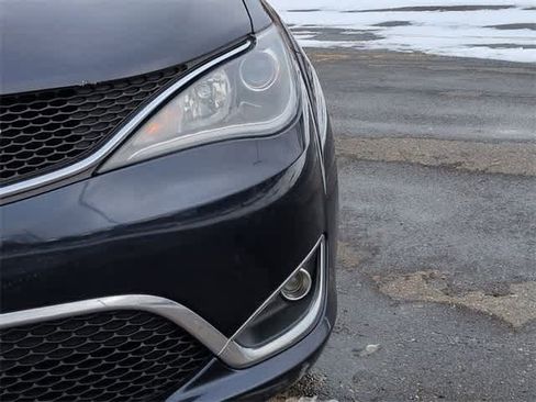 Used 2018 Chrysler Pacifica Touring-L Plus w/ Tire & Wheel Group image 11