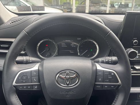 Used 2025 Toyota Highlander LE FWD image 26