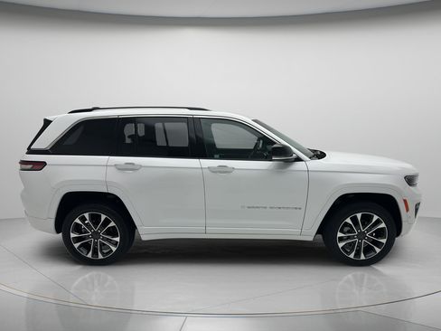 Used 2023 Jeep Grand Cherokee Overland w/ Luxury Tech Group IV AWD/4WD image 3