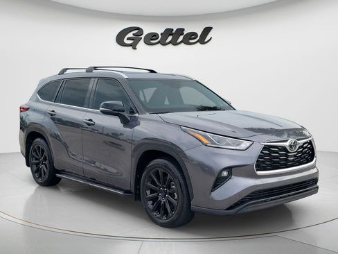 Used 2023 Toyota Highlander Limited FWD image 3