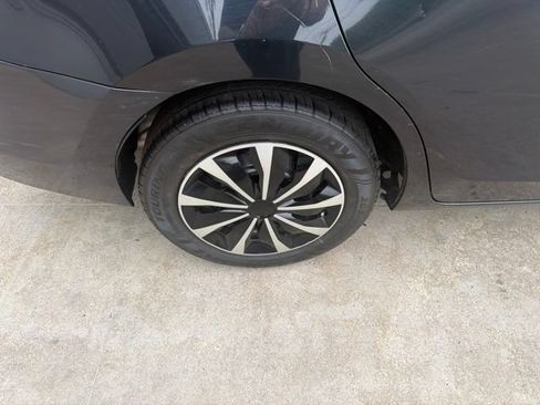 Used 2015 Toyota Corolla LE FWD image 29