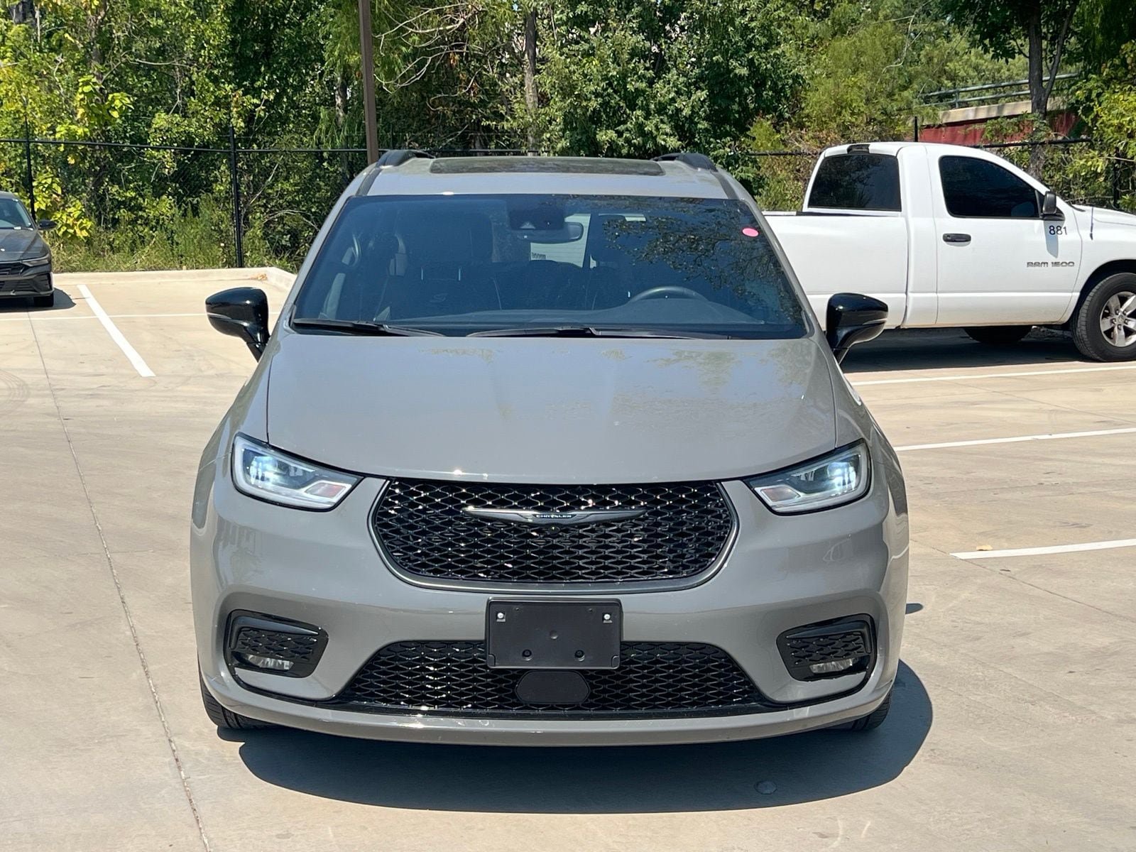 Used 2025 Chrysler Pacifica Limited FWD image 2