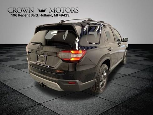Used 2025 Honda Pilot TrailSport image 6