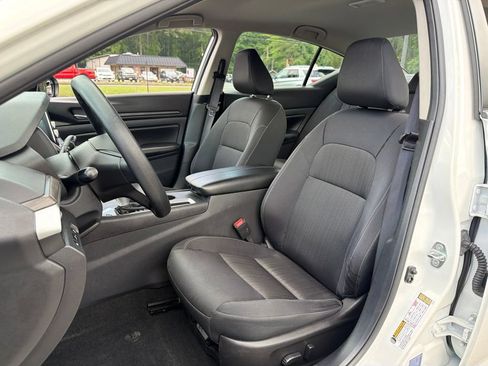 Used 2025 Nissan Altima 2.5 SV FWD image 18
