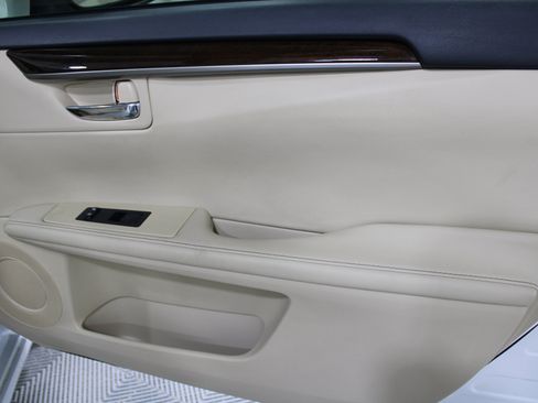 Used 2015 Lexus ES 350 w/ Luxury Package FWD image 34