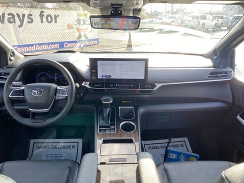 Used 2025 Toyota Sienna Platinum image 25