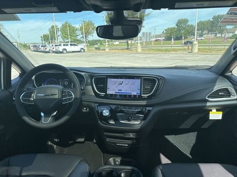 New 2026 Chrysler Pacifica Select image 3