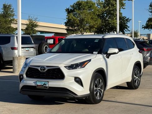 Used 2022 Toyota Highlander XLE FWD image 8