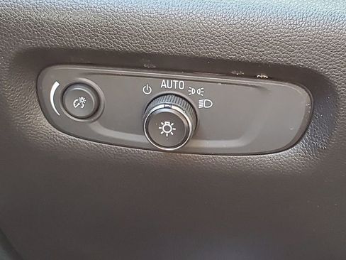 Used 2023 Chevrolet Traverse LT image 19