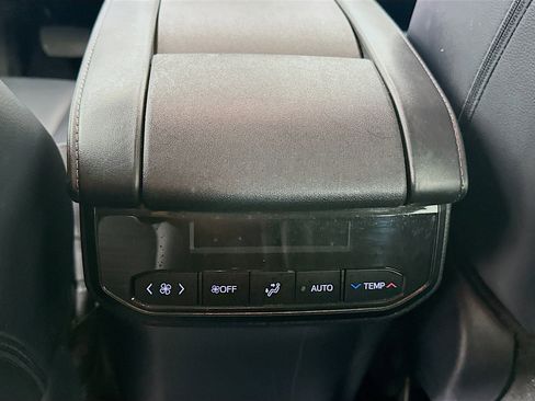 Used 2024 Toyota Highlander XLE FWD image 27
