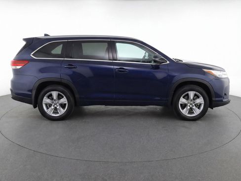 Used 2025 Toyota Highlander LE image 11