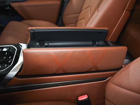 Used 2025 BMW 760i xDrive image 53