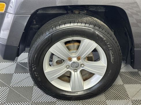 Used 2016 Jeep Patriot Latitude AWD/4WD image 11