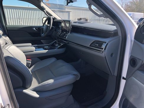 Used 2019 Lincoln Navigator Reserve image 32