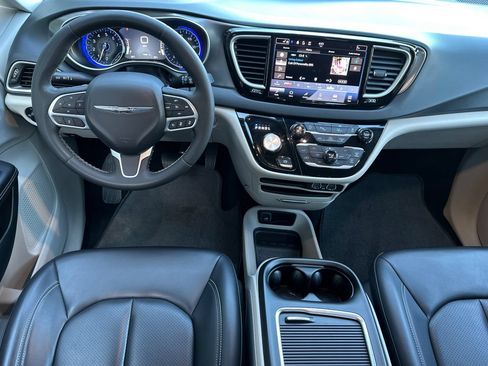 Used 2023 Chrysler Pacifica Touring-L FWD image 14