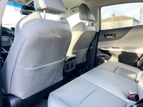 Used 2021 Toyota Venza XLE image 12