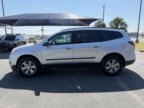 Used 2017 Chevrolet Traverse LS image 5