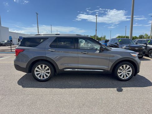 Certified 2022 Ford Explorer Limited RWD image 5