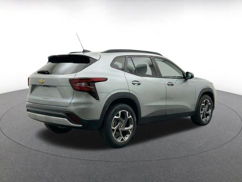 Used 2025 Chevrolet Trax LT w/ LT Convenience Package FWD image 11