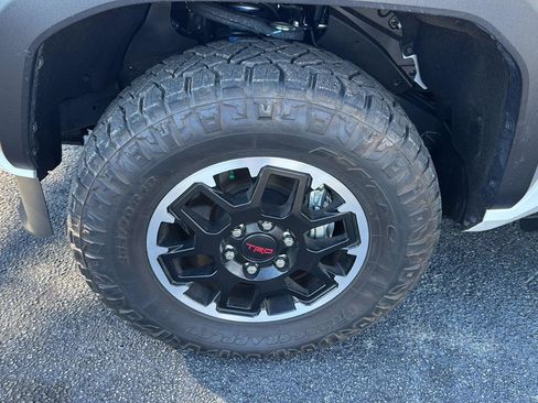 Used 2025 Toyota Tacoma TRD Off-Road image 28