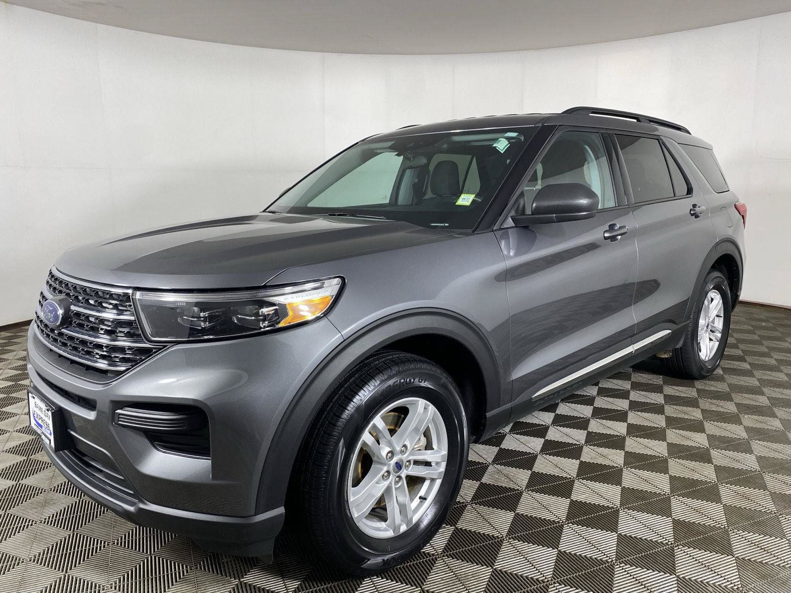 Used 2024 Ford Explorer XLT AWD/4WD image 3