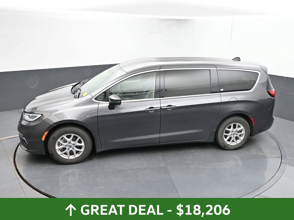 Used 2023 Chrysler Pacifica Touring-L FWD image 37