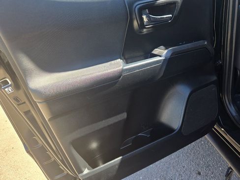 Used 2018 Toyota Tacoma TRD Sport w/ Technology Package image 18